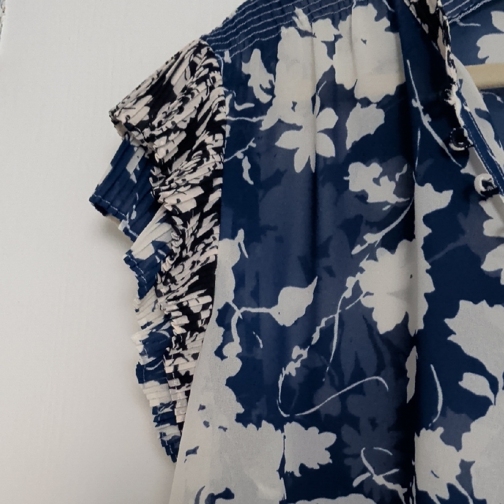 Ralph Lauren Navy and White Floral Split-Neck Flutter Sleeve Blouse - Picture 4 of 8